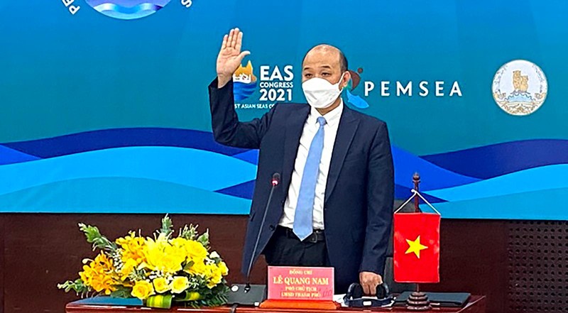 Ông Lê Quang Nam - Phó Chủ tịch TP Đà Nẵng - tuyên thệ nhậm chức Chủ tịch Mạng lưới các chính quyền địa phương PEMSEA nhiệm kỳ 2022-2025 (ảnh Ngô Huyền/danang.gov.vn)