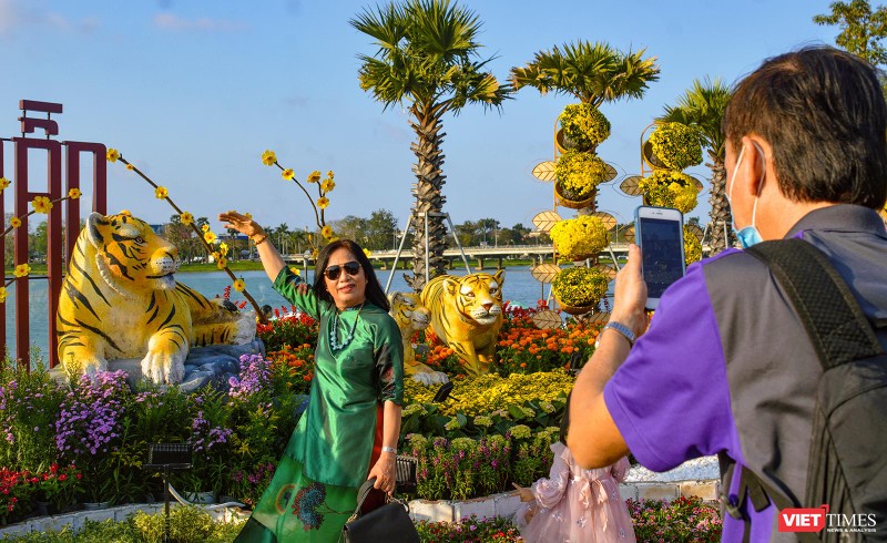 Người dân TP Huế chụp ảnh kỷ niệm với đường hoa xuân Nhâm Dần bên bờ sông Hương (ảnh Tuấn Hiệp)