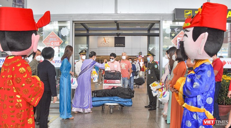 Du khách đầu tiên đến Đà Nẵng trong dịp Tết Nguyên đán Nhâm Dần 2022 bằng đường hàng không 