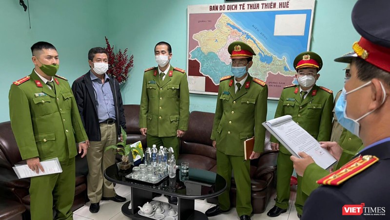 Cơ quan công an tống đạt quyết định khởi tố, bắt tạm giam đối với ông Hoàng Văn Đức - Giám đốc CDC tỉnh Thừa Thiên Huế.