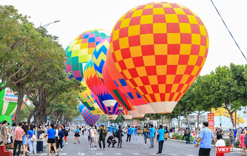 Du khách tham dự lễ hội khinh khí cầu tại Đà Nẵng