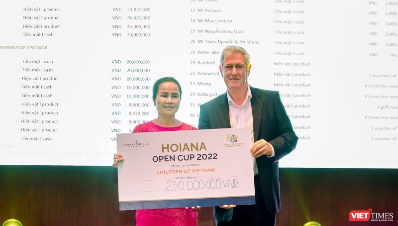 Bà Lương Thị Hương, Giám đốc Quỹ Trẻ em Việt Nam tiếp nhận số tiền gây quỹ từ Ban tổ chức giải đấu Hoiana Open Cup.