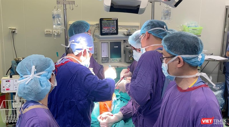 Ê-kíp bác sĩ Bệnh viện Hữu nghị Việt Đức đang phẫu thuật cho bệnh nhân