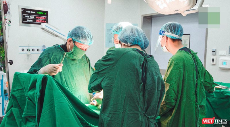 Các bác sĩ của Bệnh viện Từ Dũ và Bệnh viện Nhi Đồng 1 TP HCM vừa thực hiện thành công ca thông tim can thiệp xuyên tử cung cứu sống bào thai bị tim bẩm sinh rất nặng.