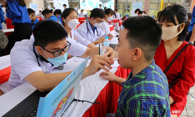 Các thầy thuốc trẻ khám cho trẻ em trong khuôn khổ lễ ra quân Hành trình Thầy thuốc trẻ làm theo lời Bác, tình nguyện vì sức khỏe cộng đồng năm 2022 diễn ra sáng ngày 14/5, tại TP Huế
