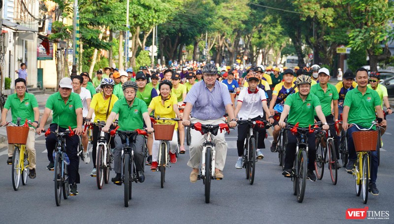 Ông Kim Højlund Christensen - Đại sứ Đan Mạch tại Việt Nam cũng lãnh đạo UBND tỉnh Thừa Thiên Huế đạp xe để hưởng ứng "Ngày môi trường thế giới”