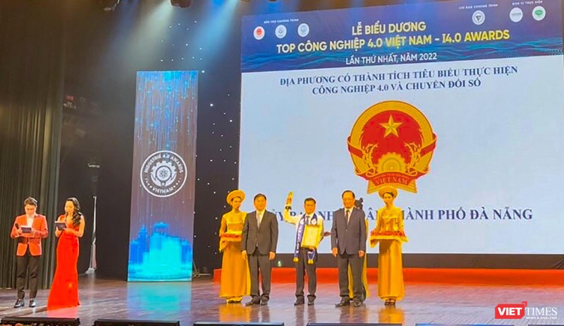 Đại diện UBND TP Đà Nẵng nhận chứng thư “TOP Công nghiệp 4.0 Việt Nam” vì có đã có thành công trong tổ chức triển khai chủ trương cuộc cách mạng công nghiệp 4.0 và Chương trình chuyển đổi số quốc gia.