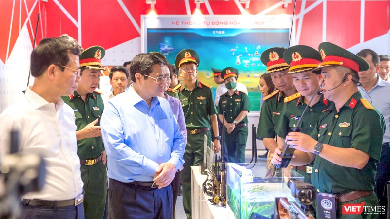 Thủ tướng Phạm Minh Chính và đoàn công tác nghe giới thiệu về các sản phẩm trang bị kĩ thuật công nghệ cao do Viettel đang nghiên cứu, sản xuất.