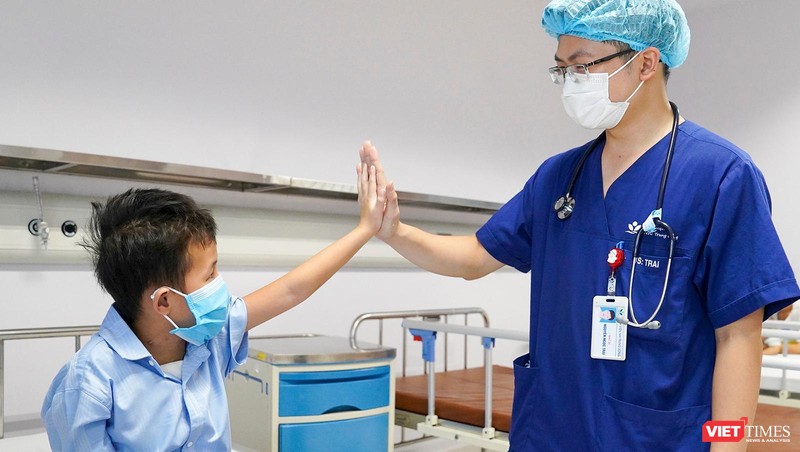 Bé K.B (8 tuổi, Quốc tịch Lào) bắt tay với bác sĩ điều trị sau ca phẫu thuật tại Trung tâm Tim mạch – Bệnh viện Nhi Trung ương (ảnh BVCC)