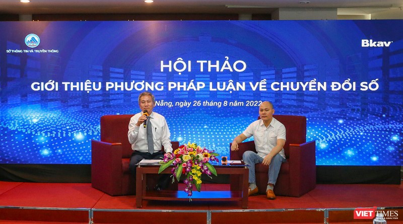 Ông Nguyễn Quang Thanh – Giám đốc Sở TT&TT TP Đà Nẵng (trái) và ông Nguyễn Tử Quảng - CEO, Chủ tịch Tập đoàn công nghệ BKAV trong buổi đối thoại với các doanh nghiệp tại hội thảo về chuyển đổi số diễn ra chiều nay, 26/8.