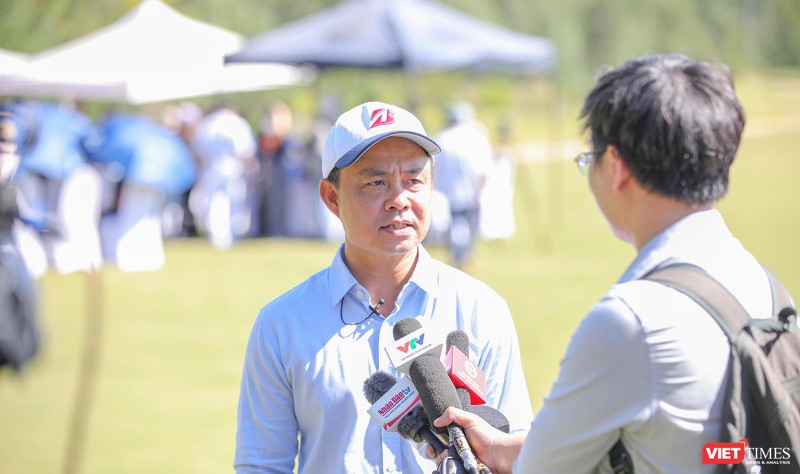 Ông Nguyễn Xuân Bình – Phó Giám đốc Sở Du lịch Đà Nẵng trả lời phỏng vấn báo giới trong buổi khai mạc lễ hội Du lịch Golf Đà Nẵng 2022