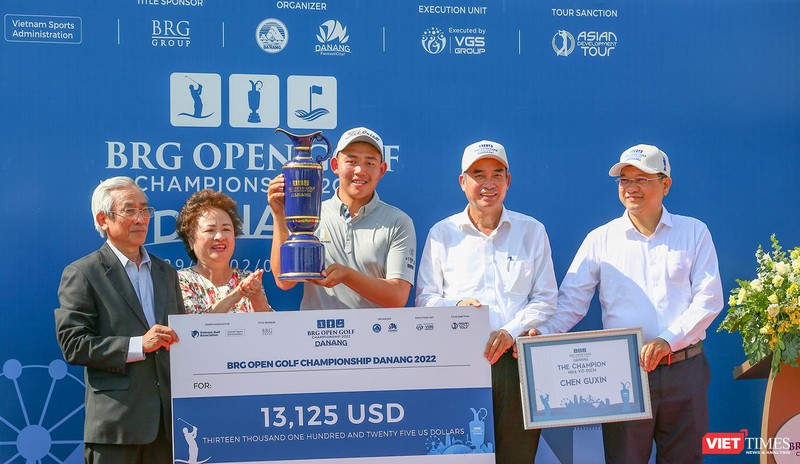 Lãnh đạo UBND TP Đà Nẵng và lãnh đạo Tập đoàn BRG trao cúp cho golfer Chen Guxin