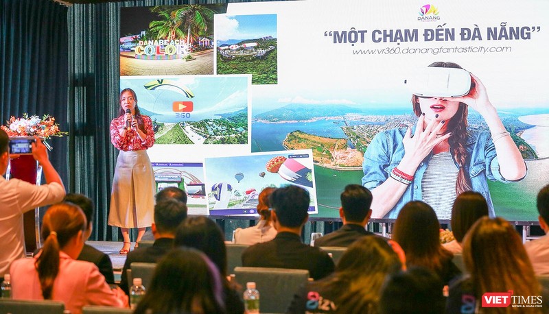 Bà Nguyễn Thị Hoài An - Giám đốc Trung tâm Xúc tiến Du lịch Đà Nẵng giới thiệu sản phẩm trải nghiệm cho du khách trên không gian số