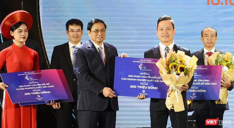 Thủ tướng Chính phủ Phạm Minh Chính trao giải thưởng Giải pháp Chuyển đổi số Quốc gia Doanh nghiệp xuất sắc nhất cho đại diện Retex