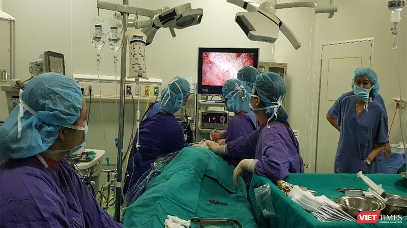 Ê kíp bác sĩ Bệnh viện Hữu nghị Việt Đức thực hiện ca phẫu thuật nội soi tạo hình dị tật sọ mặt phức tạp.