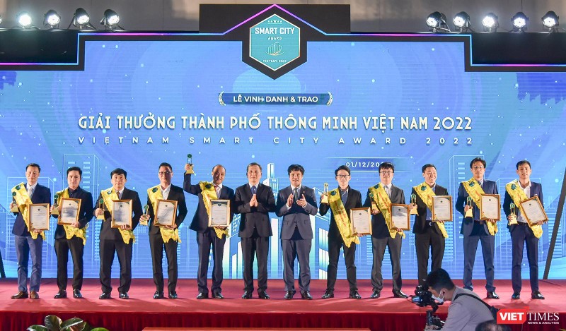 Ông Lê Quang Nam - Phó Chủ tịch UBND TP Đà Nẵng (người nâng cúp) nhận Giải Nhất Giải thưởng TP thông minh Việt Nam năm 2022