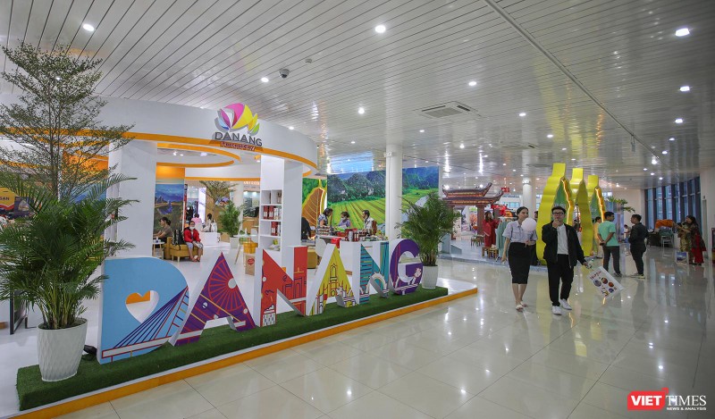 Quang cảnh hội chợ Du lịch quốc tế Việt Nam - VITM Đà Nẵng 2022 diễn ra tại TP Đà Nẵng