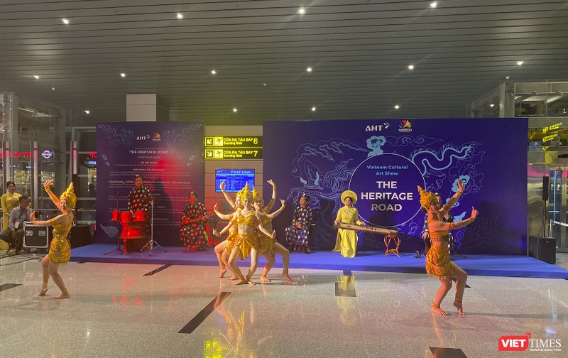 Múa Chămpa, 1 trong những tiết mục trong chương trình nghệ thuật mang chủ đề “Con đường di sản” được AHT tổ chức tại Nhà ga quốc tế sân bay Đà Nẵng nhằm phục vụ du khách