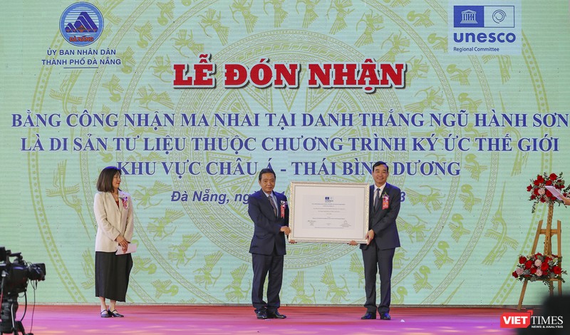 Đại diện Bộ VH-TT&DL trao bằng công nhận bia ma nhai tại danh thắng Ngũ Hành Sơn là Di sản tư liệu thuộc Chương trình Ký ức Thế giới khu vực châu Á - Thái Bình Dương cho Chủ tịch UBND TP Đà Nẵng