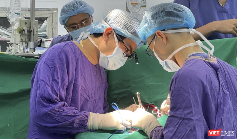 Các bác sĩ đang thực hiện ca ghép tạng từ trường hợp hiến tặng