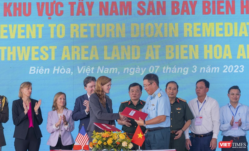 Thượng tướng Hoàng Xuân Chiến - Thứ trưởng Bộ Quốc phòng Việt Nam và bà Samantha Power -Tổng Giám đốc Cơ quan Phát triển Quốc tế Hoa Kỳ (USAID) tại lễ ký kết