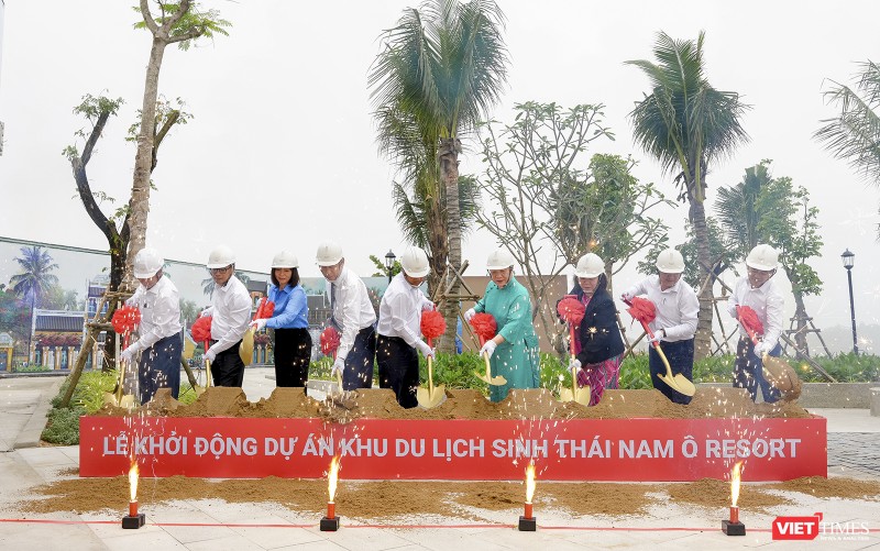 Các đại biểu thực hiện nghi thứckhởi động dự án Khu du lịch sinh thái Nam Ô tại phường Hòa Hiệp Nam, quận Liên Chiểu, TP Đà Nẵng
