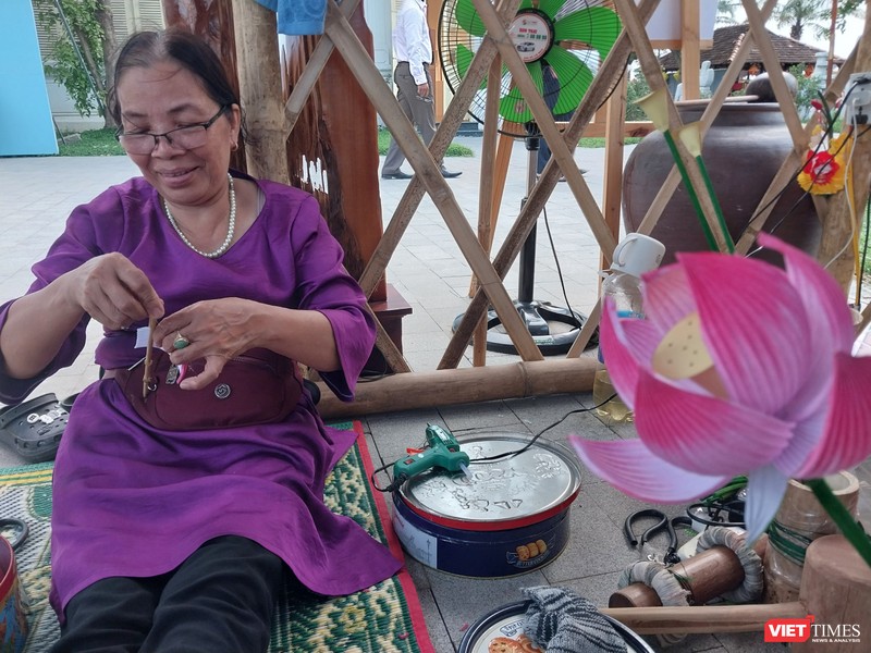 Nghệ nhân làng hoa giấy Thanh Tiên (Thừa Thiên Huế) trình diễn kỹ thuật làm hoa sen 