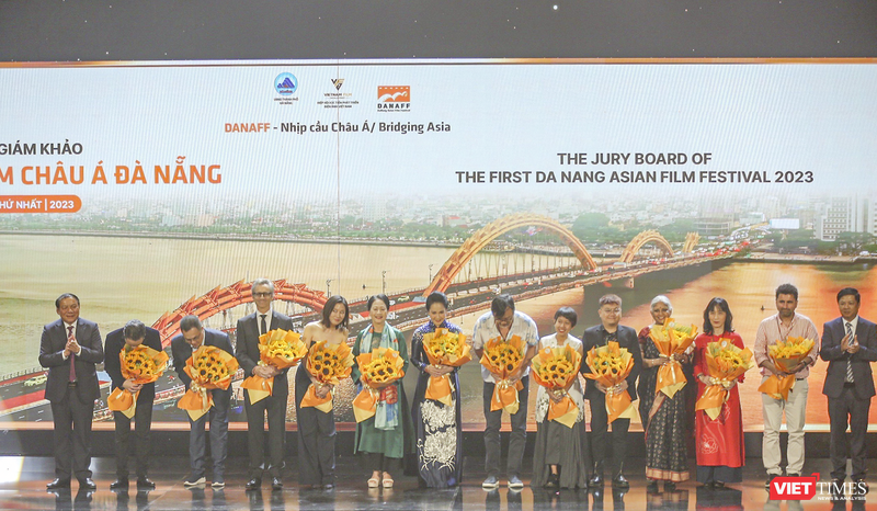 Ban Tổ chức Liên hoan phim châu Á Đà Nẵng lần thứ I tặng hoa Ban Giám khảo