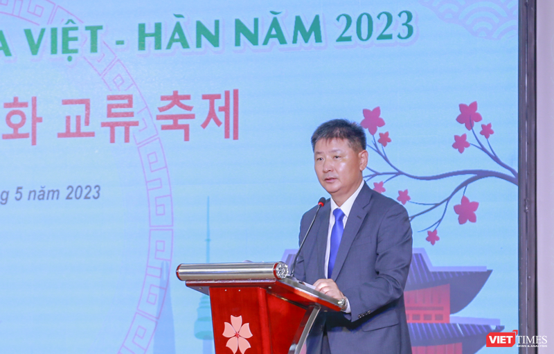 Tổng lãnh sự Hàn Quốc tại Đà Nẵng Kang Boo Sung phát biểu khai mạc Lễ hội giao lưu văn hóa Việt – Hàn 2023 tại ĐH Đông Á (Đà Nẵng)