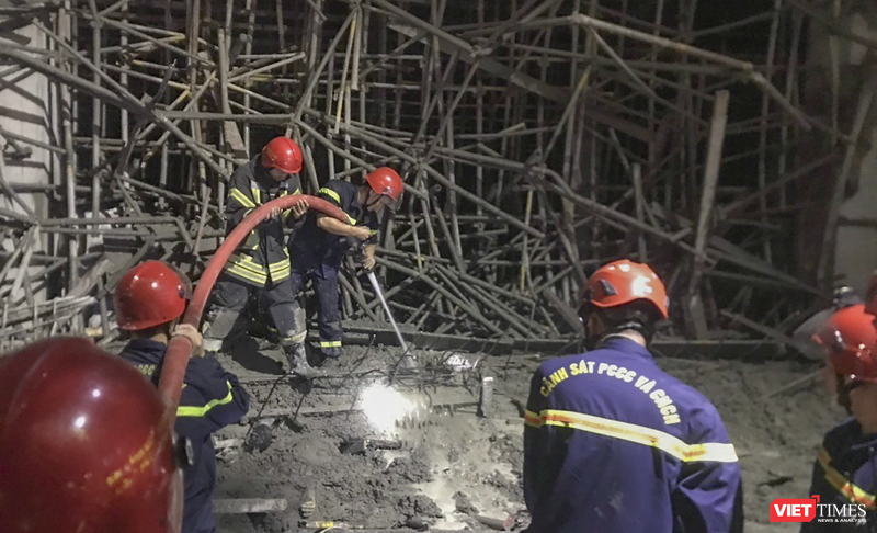 Lực lượng cứu nạn đang nỗ lực cứu nạn nhân trong vụ sập giàn giáo tại công trình xây dựng dự án Toà nhà tập đoàn Polyco (địa chỉ số 34-36 đường 2 Tháng 9, phường Bình Hiên, quận Hải Châu, TP Đà Nẵng)