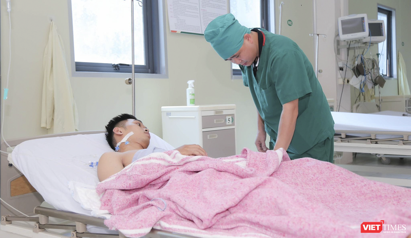 Bệnh nhân Dương Văn Q. được bác sĩ thăm khám sau phẫu thuật