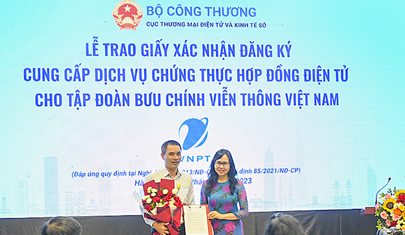 Bà Lê Hoàng Oanh – Cục trưởng Cục thương mại điện tử và Kinh tế số - trao giấy xác nhận đăng ký cung cấp dịch vụ chứng thực hợp đồng điện tử cho đại diện VNPT (ảnh VNPT)