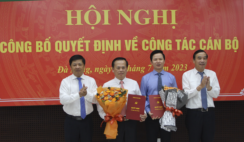 Ông Lương Nguyễn Minh Triết - Chủ tịch HĐND TP Đà Nẵng và ông Lê Trung Chinh - Chủ tịch UBND TP trao các quyết định và tặng hoa các cá nhân được bổ nhiệm. (ảnh Thuỷ Thanh)