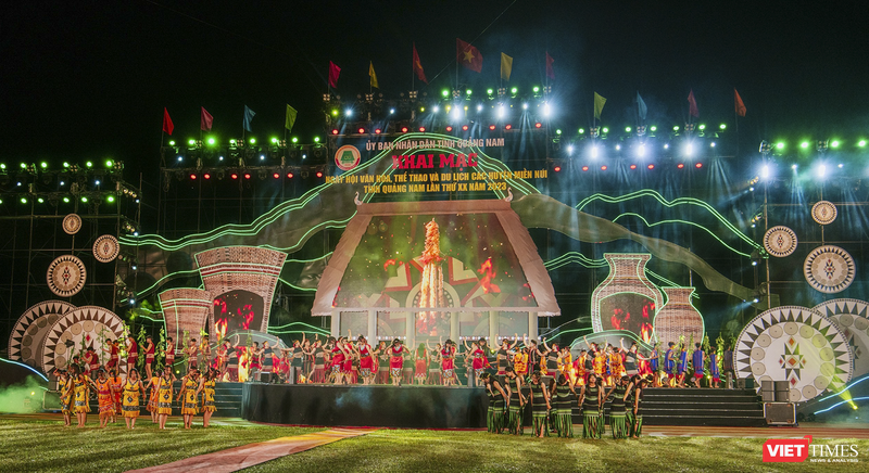 Quang cảnh đêm khai mạc Ngày hội Văn hóa Thể thao và Du lịch các huyện miền núi Quảng Nam lần thứ XX diễn ra tối ngày 17/8