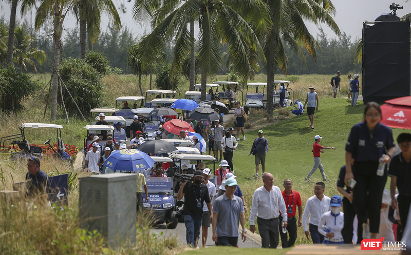 Du khách xem trận đấu trong khuôn khổ lễ hội Du lịch golf Đà Nẵng 2023 diễn ra trong dịp lễ Quốc khánh 2/9