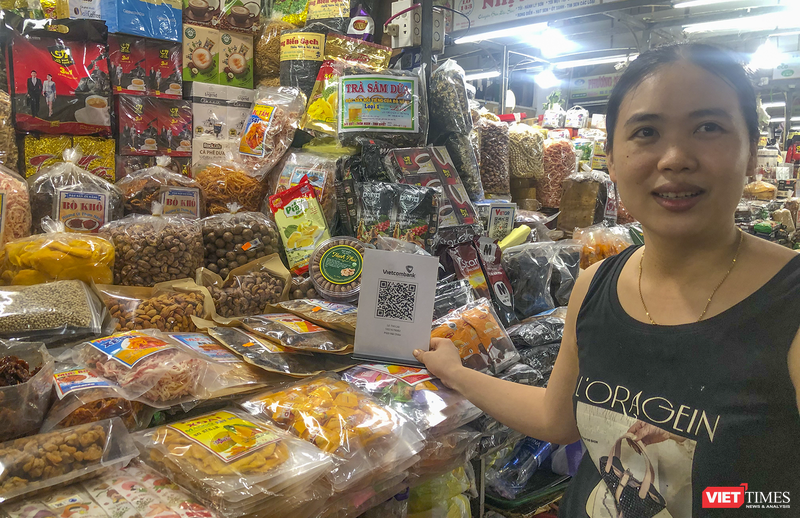 Chị Lài - Tiểu thương bán hàng thực phẩm khô tại chợ Hàn (Đà Nẵng) chia sẻ những ưu điểm của việc thanh toán không dùng tiền mặt