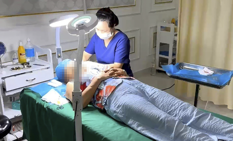 Thẩm mỹ viện Kangzin cho lao công làm phẫu thuật căng da mặt cho khách hàng (ảnh Đình Dũng)