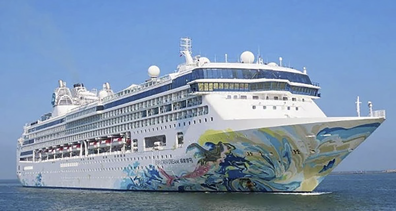 Tàu du lịch biển quốc tế Resorts World One (quốc tịch Bahamas) tại cảng Tiên Sa (Đà Nẵng)