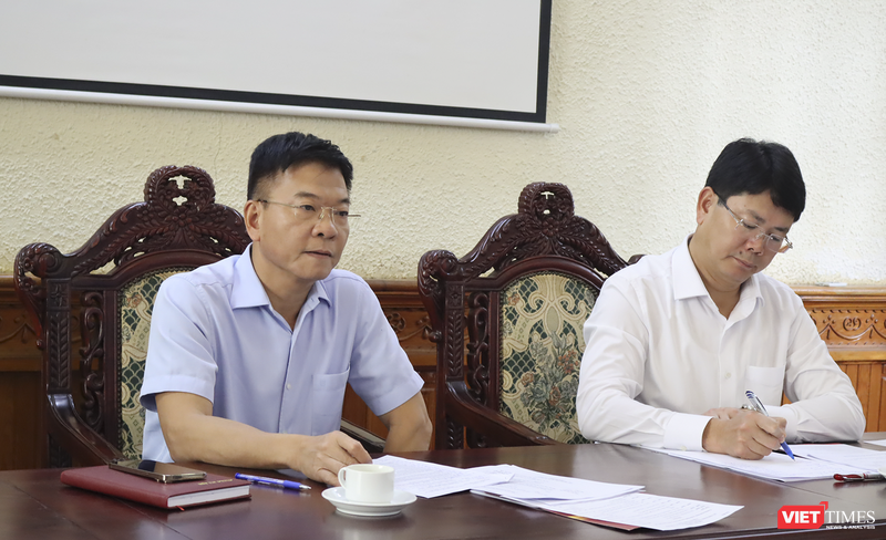 Bộ trưởng Bộ Tư pháp Lê Thành Long và Thứ trưởng Bộ Tư pháp Nguyễn Thanh Tịnh nghe báo cáo tại cuộc họp