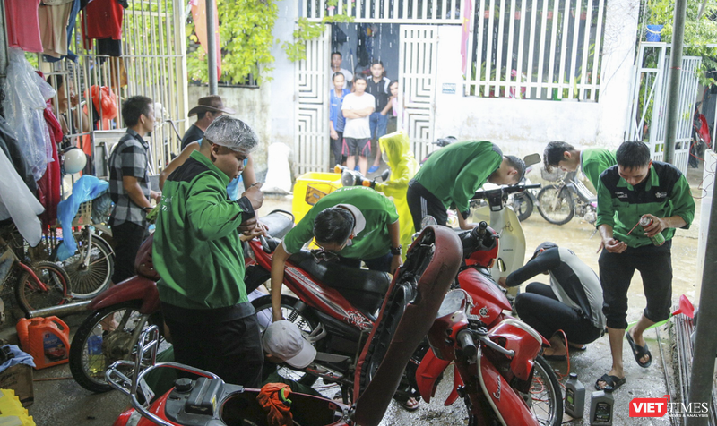 Đội sinh viên tình nguyện sửa xe máy miễn phí cho bà con, sinh viên khó khăn bị ngập nước ở Đà Nẵng