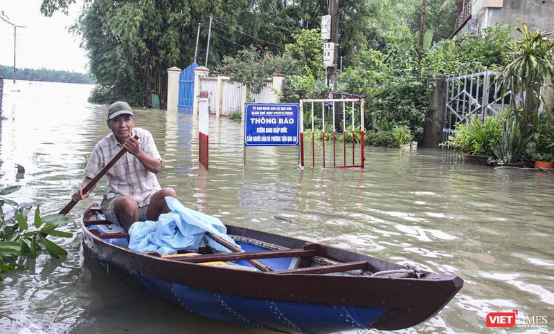 Đến 17/10, nhiều khu ở TP Tam Kỳ và huyện Phú Ninh (tỉnh Quảng Nam) vẫn bị ngập sâu trong nước, giao thông bị chia cắt