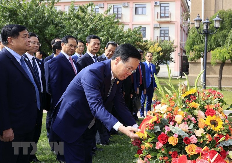 Chủ tịch nước Võ Văn Thưởng đặt hoa tưởng nhớ Chủ tịch Hồ Chí Minh trong khuôn viên Đại sứ quán Việt Nam tại Bắc Kinh, Trung Quốc. (Ảnh: Thống Nhất/TTXVN)