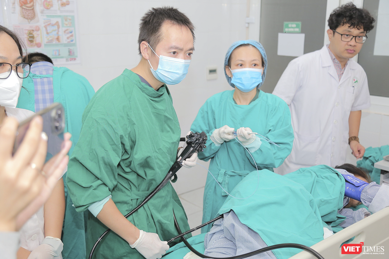 Ê kíp bác sĩ Bệnh viện đa khoa Đức Giang đang sử dụng kỹ thuật cắt tách dưới niêm mạc qua nội soi.