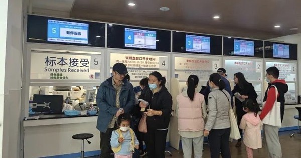 Cha mẹ đưa con đến gặp bác sĩ tại một bệnh viện ở Thượng Hải, Trung Quốc, ngày 14/11/2023. Ảnh: Future Publishing/Getty Images.