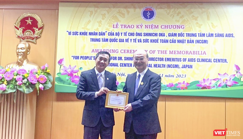 Thứ trưởng Bộ Y tế Trần Văn Thuấn (bìa trái) trao Kỷ niệm chương "Vì sức khoẻ nhân dân" cho GS.Oka Shinichi - Cố vấn trưởng của Dự án JICA SATREPS - vì những đóng góp cho y tế Việt Nam