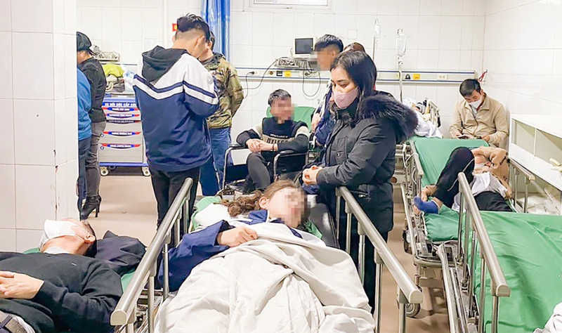 Các học sinh đang nằm cấp cứu tại bệnh viện sau vụ tai nạn (ảnh Báo Nghệ An)