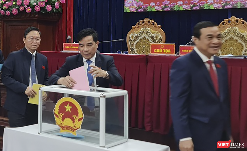 Ông Lê Văn Dũng - Phó Bí thư Tỉnh uỷ Quảng Nam (người bỏ phiếu bầu)