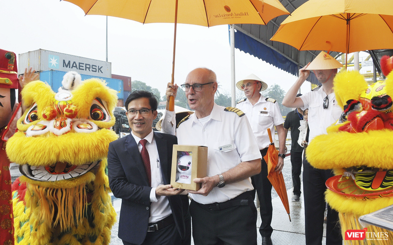 Lãnh đạo Sở Du lịch TP Đà Nẵng tặng quà lưu niệm cho thuyền trưởng tàu du lịch "xông đất" Đà Nẵng đầu năm 2024