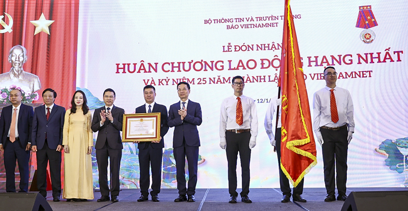Bộ trưởng Bộ TT&TT Nguyễn Mạnh Hùng trao tặng Huân chương Lao động Hạng Nhất cho báo VietNamNet.