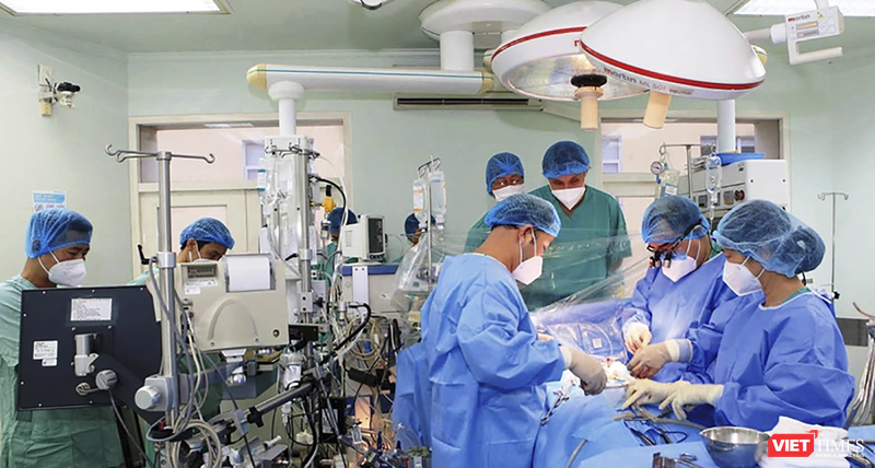 Bác sĩ Bệnh viện Trung ương Huế đang thực hiện ca ghép tạng cho bệnh nhân (Ảnh Tuấn Hiệp)